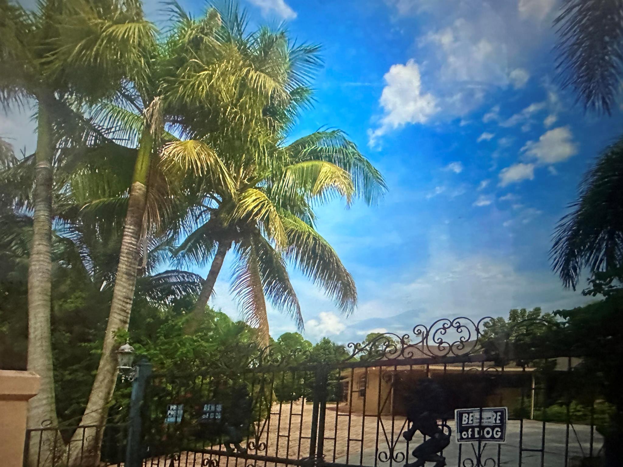 5 bedroom 3 bathroom home in Loxahatchee.No hoa ** 1.25 acresGranite in kitchen, bathroom
