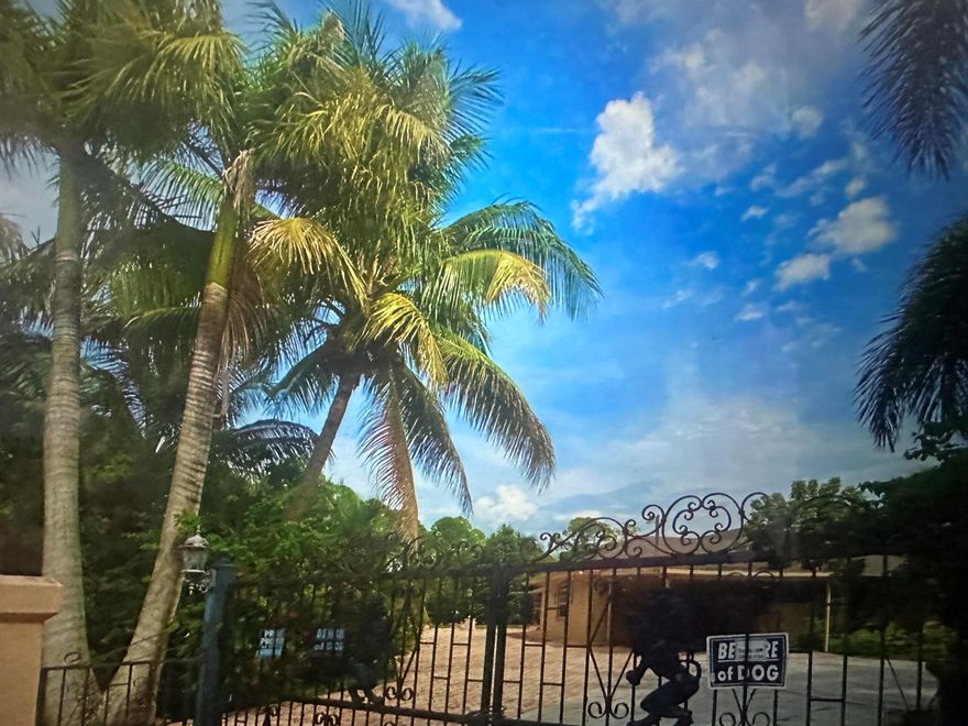 5 bedroom 3 bathroom home in Loxahatchee.No hoa ** 1.25 acresGranite in kitchen, bathroom