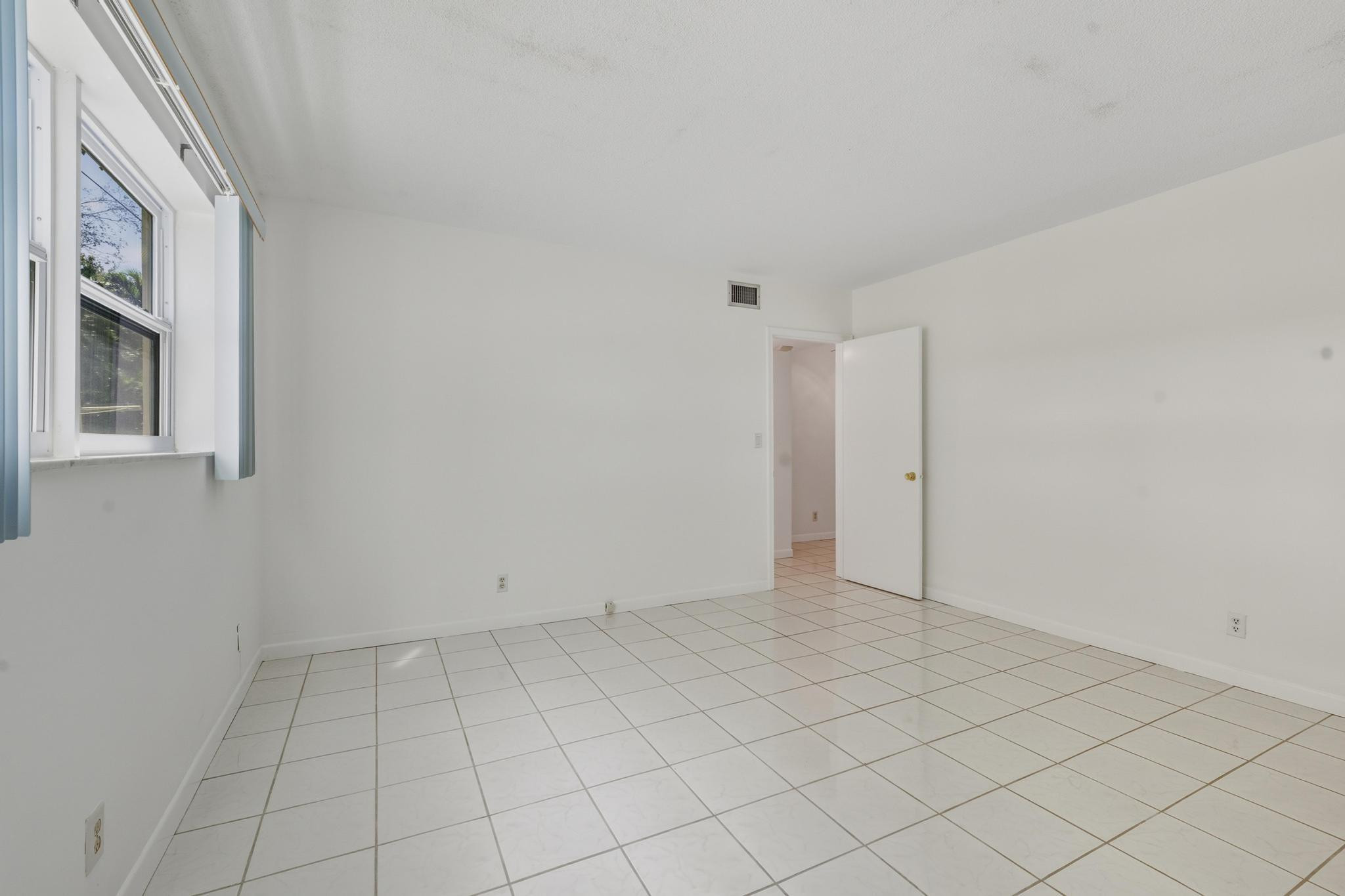 CRYSTAL COURT MANOR - Residential