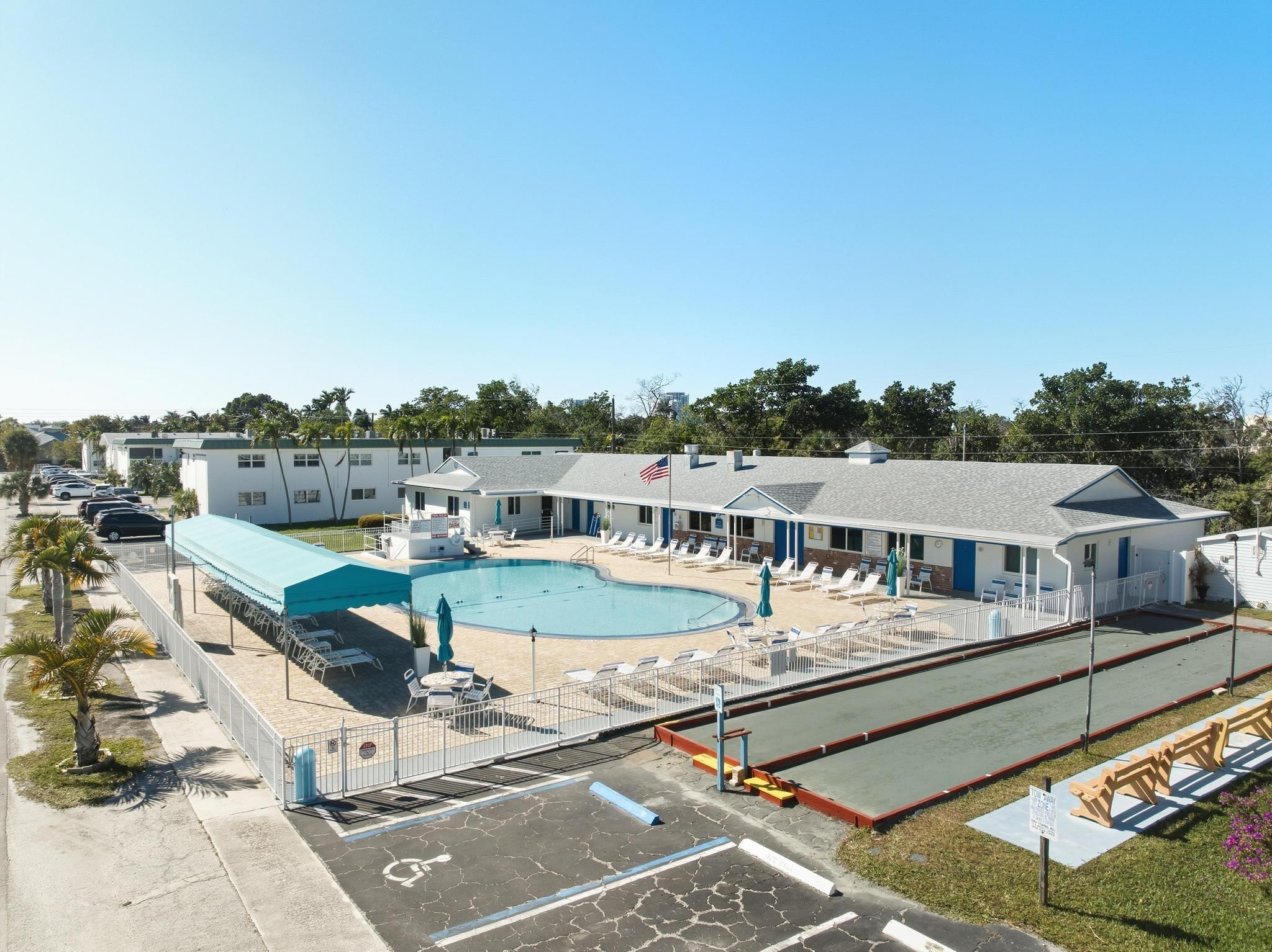 CRYSTAL COURT MANOR - Residential