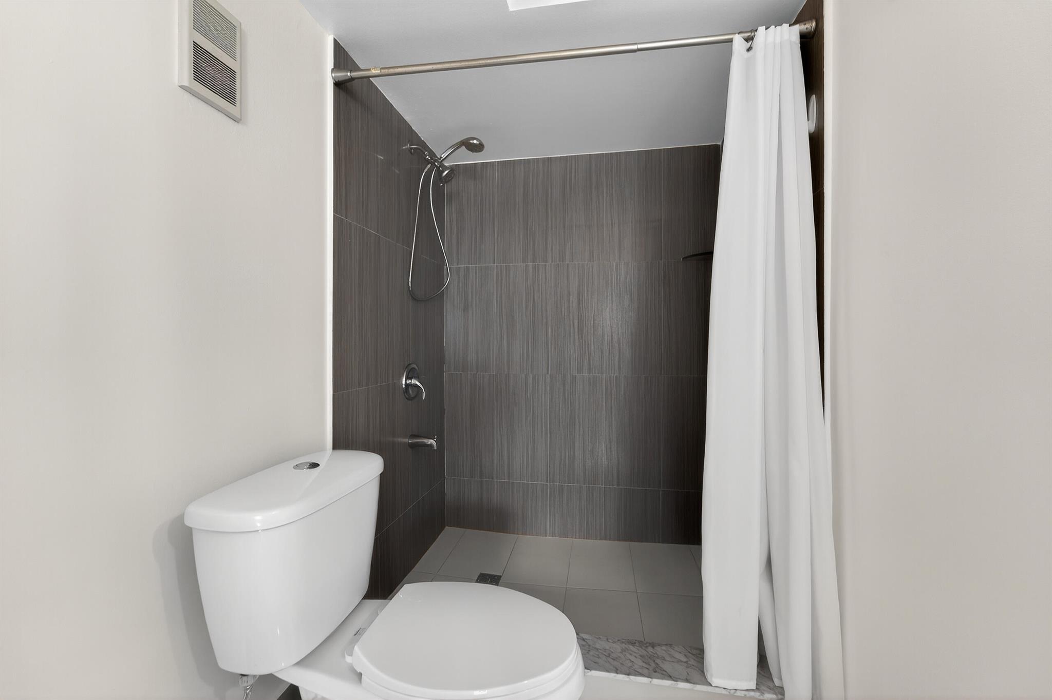 PALM LAKE CONDO - Residential Lease