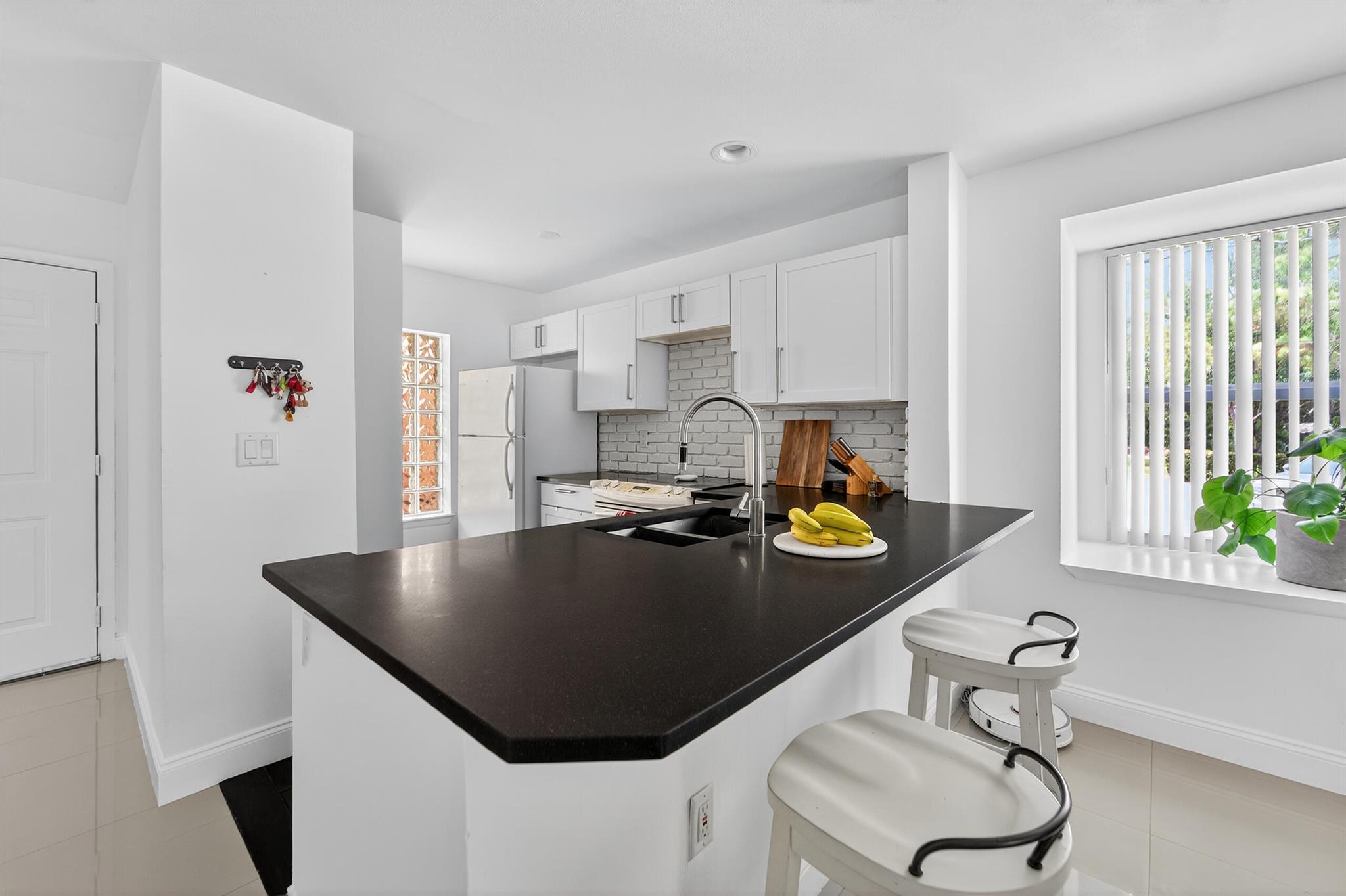 PALM LAKE CONDO - Residential Lease