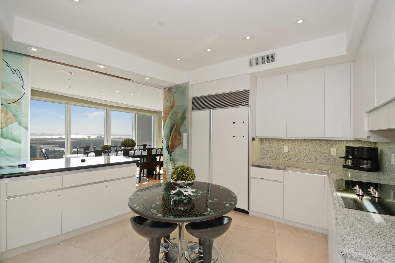 MAJESTIC TOWER - Residential