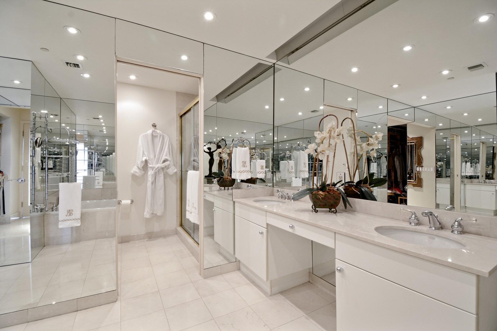 MAJESTIC TOWER - Residential