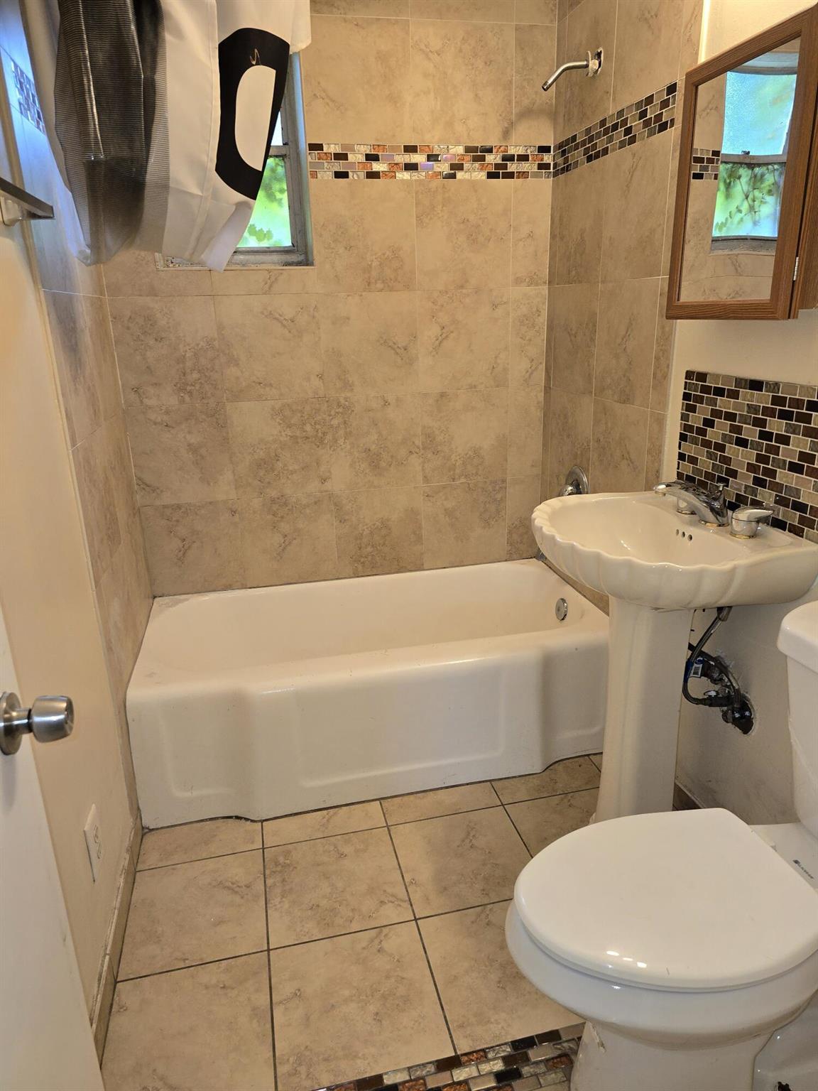 RIVIERA BEACH HEIGHTS ADD - Residential Lease