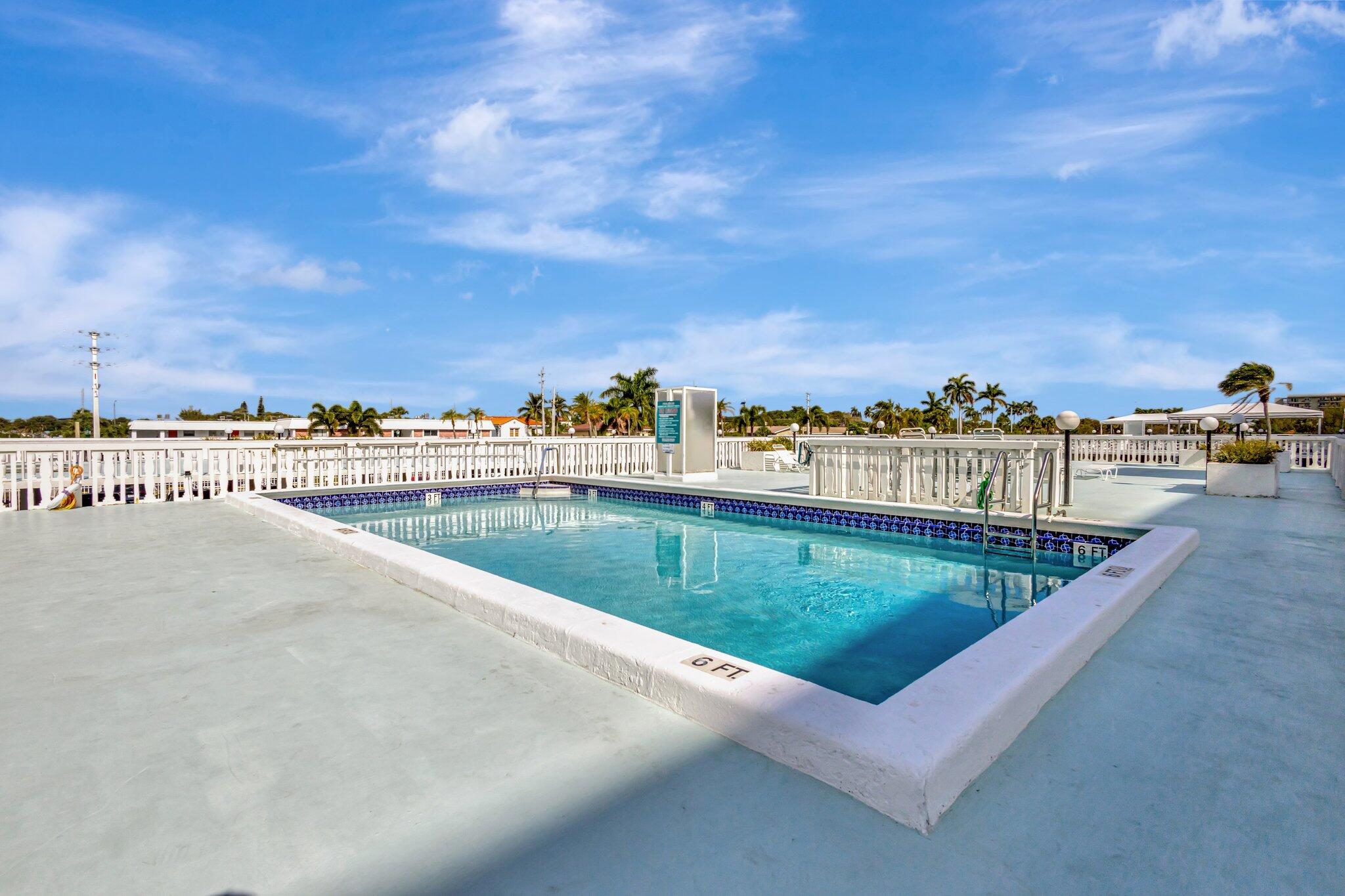 LAKE HARBOUR TOWERS - Residential