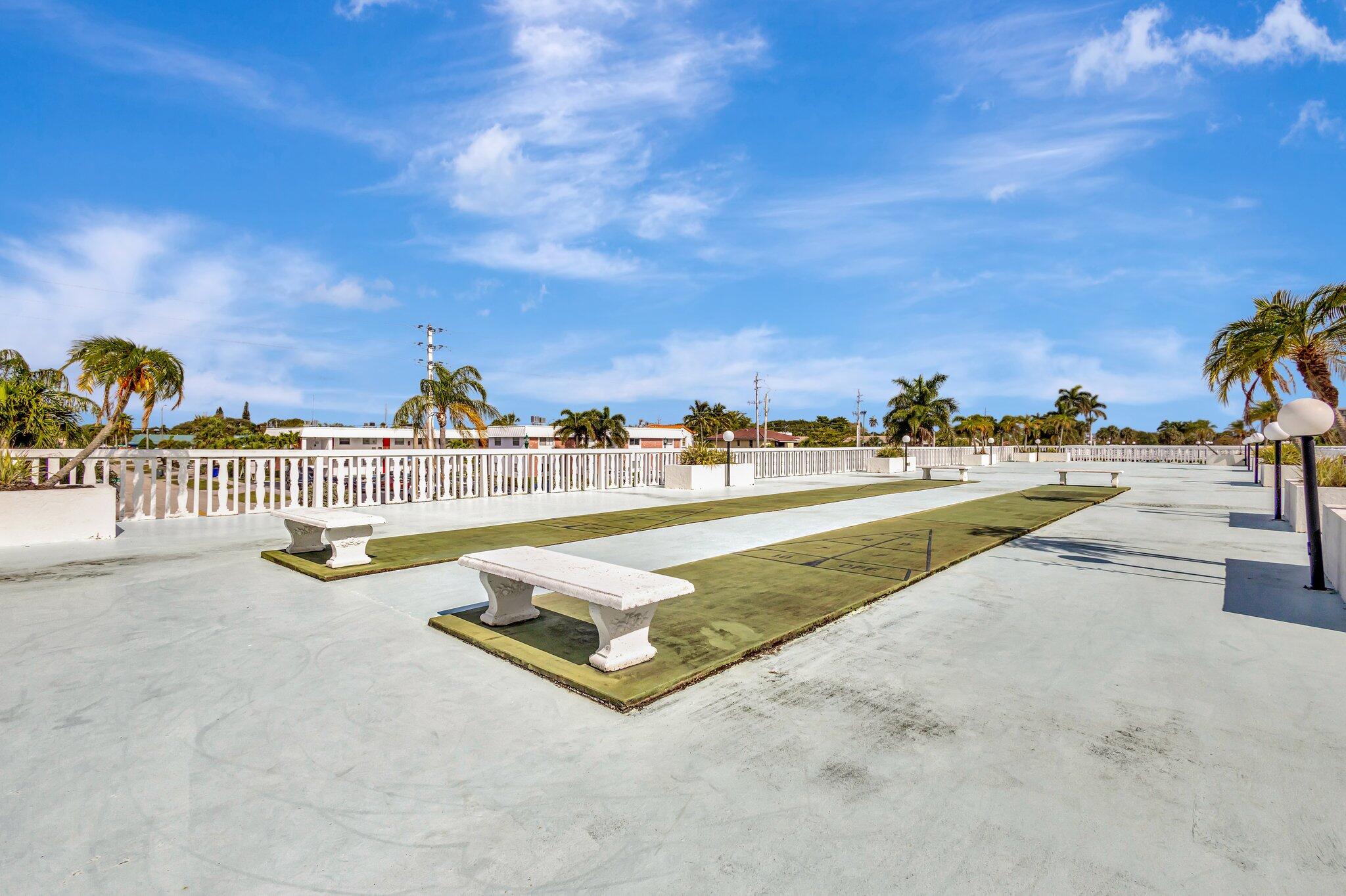 LAKE HARBOUR TOWERS - Residential