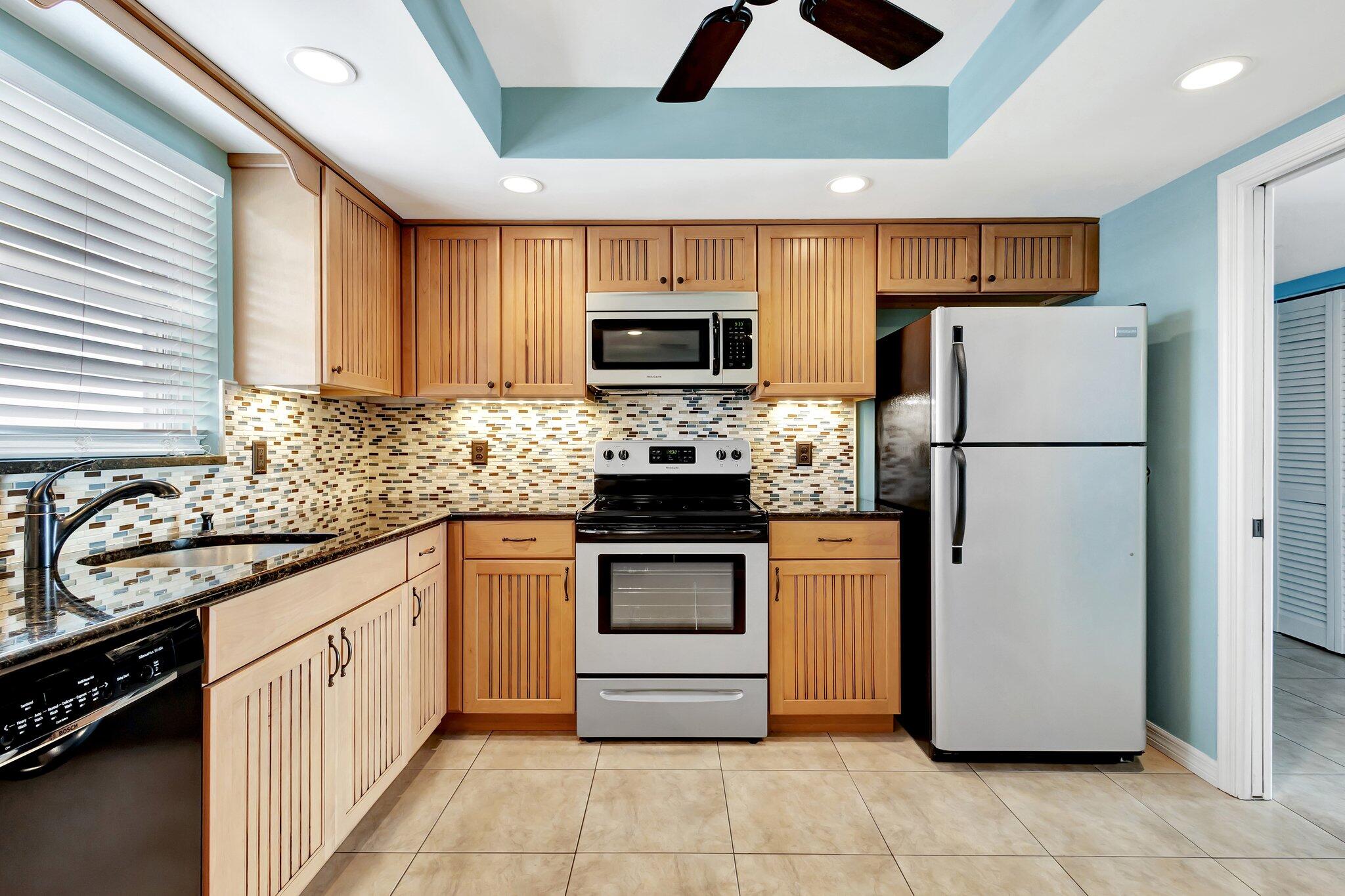 LAKE HARBOUR TOWERS - Residential