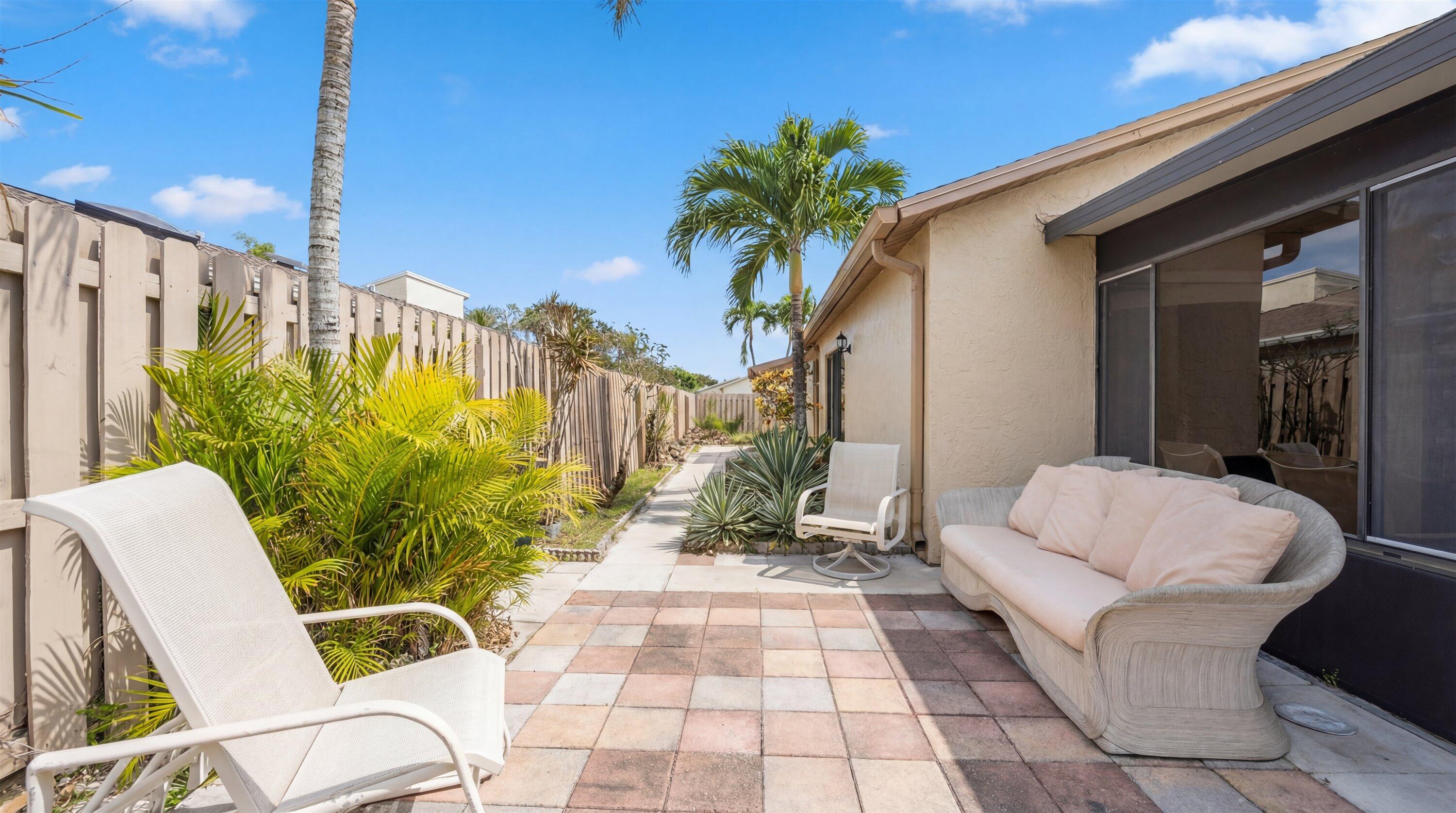 5871 Mirror Lakes Boulevard