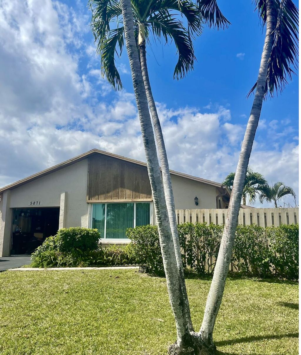 Photo of 5871 Mirror Lakes Boulevard, Boynton Beach, FL 33472 (MLS # R11167196)
