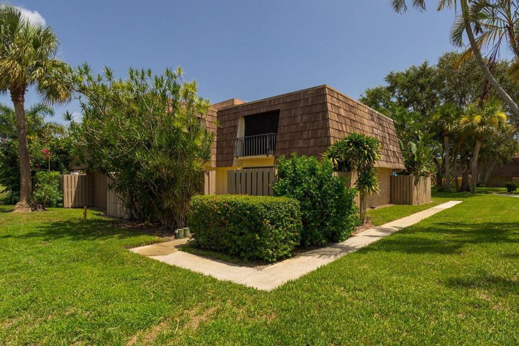 Photo of 818 8th Court, Palm Beach Gardens, FL 33410 (MLS # R10712095)