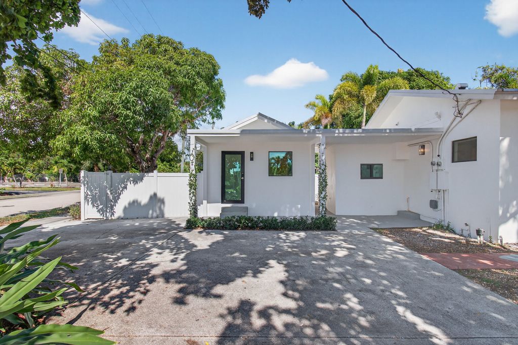 Photo of 515 NW 1st Street, Delray Beach, FL 33444 (MLS # B26021639)