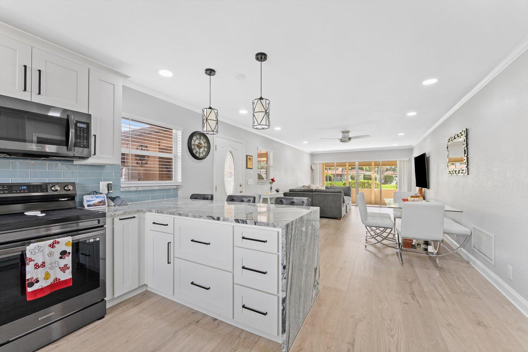 COUNTRY MANORS - Residential