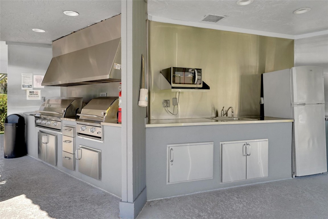 HOLLYBROOK GOLF & TENNIS - Residential