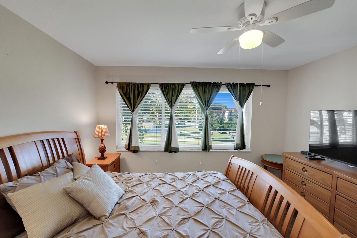 HOLLYBROOK GOLF & TENNIS - Residential