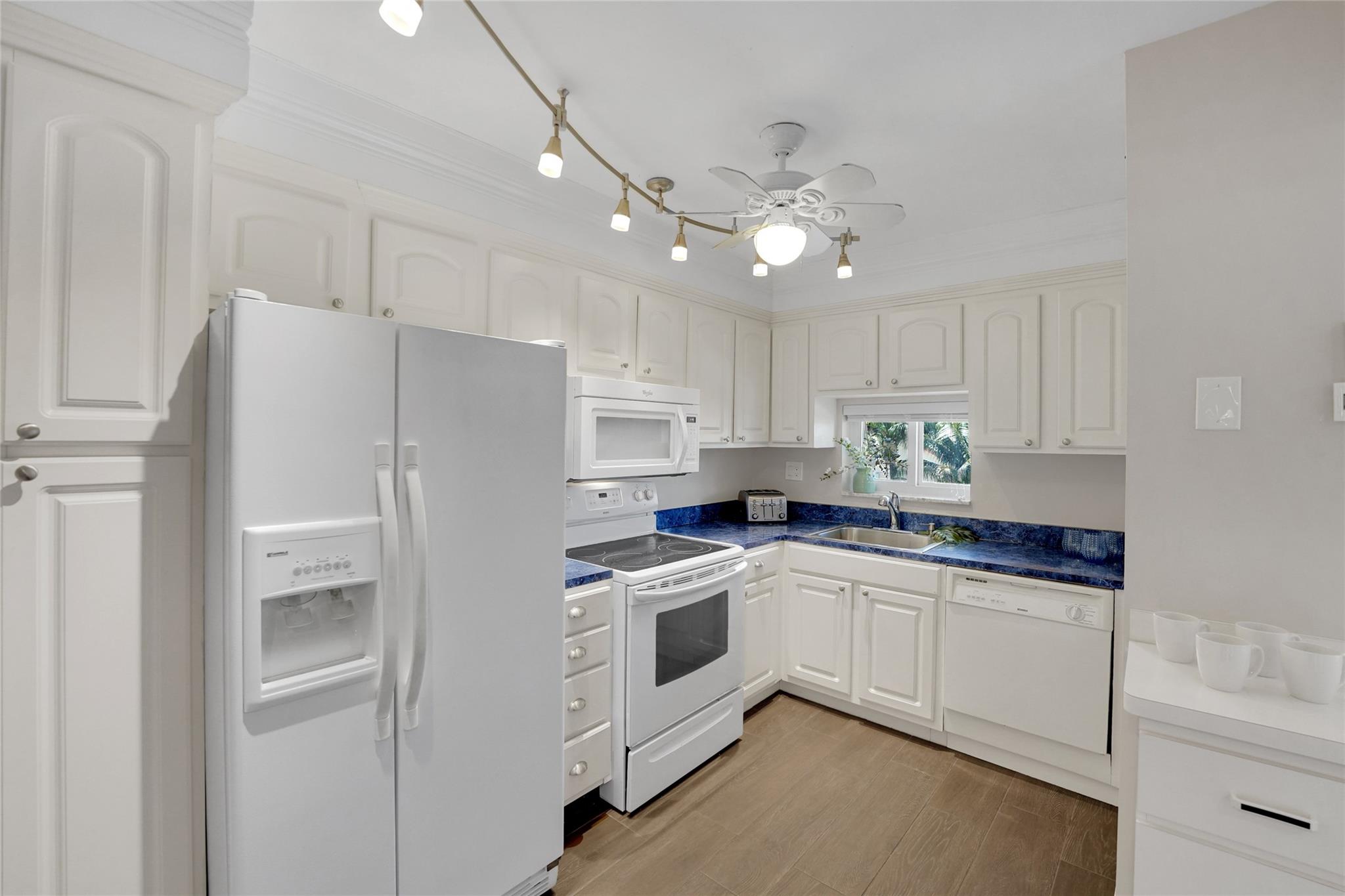 HOLLYBROOK GOLF & TENNIS - Residential