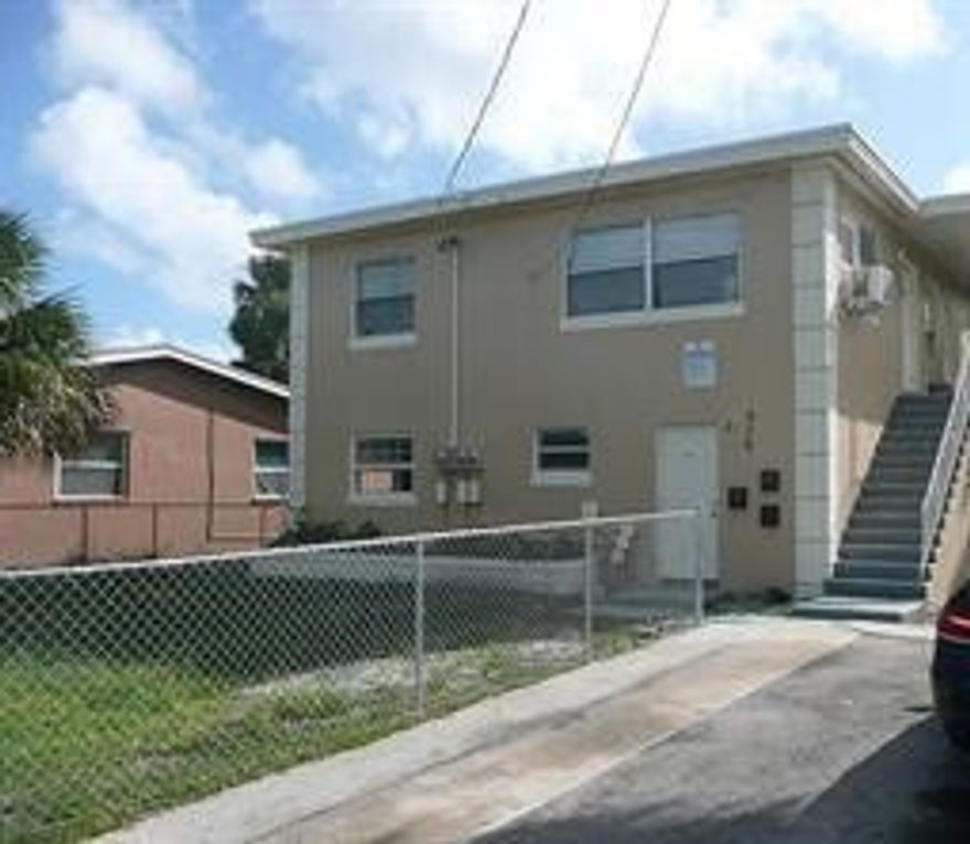 NO ASSOCIATION APPROVAL..  SPACIOUS 3 BEDROOM, 2 BATHROOM RENTAL ON THE 2ND FLOOR..  LARGE SHARED YARD..    NICE DEAL
