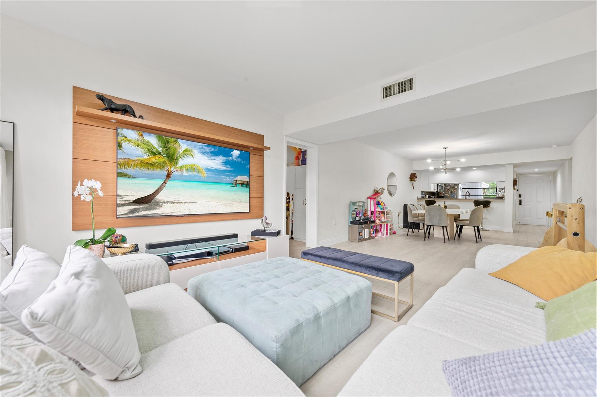 6061 Balboa Cir 103