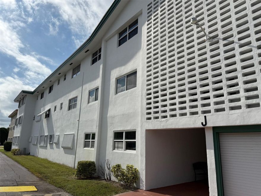 Discover this centrally located 1 bedroom, 1.5 bathroom condo in the gated community of Beverly Hills in Hollywood, Florida. Enjoy serene views of the courtyard and pool from your screened porch. Conveniently situated near top destinations, including the beach, shopping, dining, entertainment, Hard Rock Casino, Aventura, Las Olas, and Miami Beach. Don't miss this fantastic opportunity to own in a prime location!