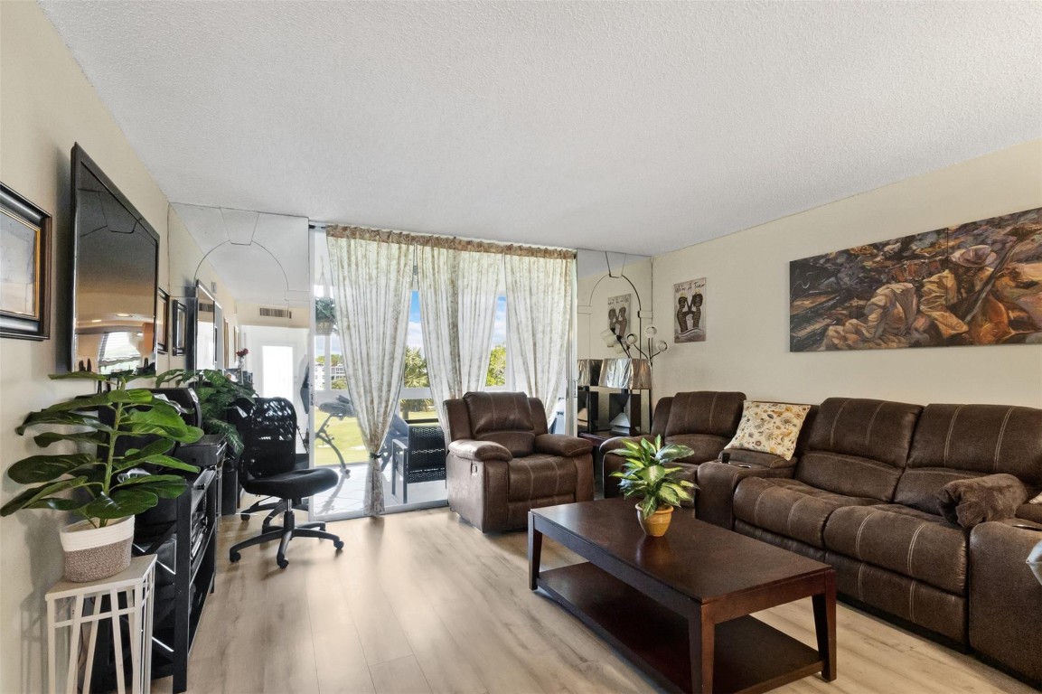 PALM SPRINGS 2 - Residential