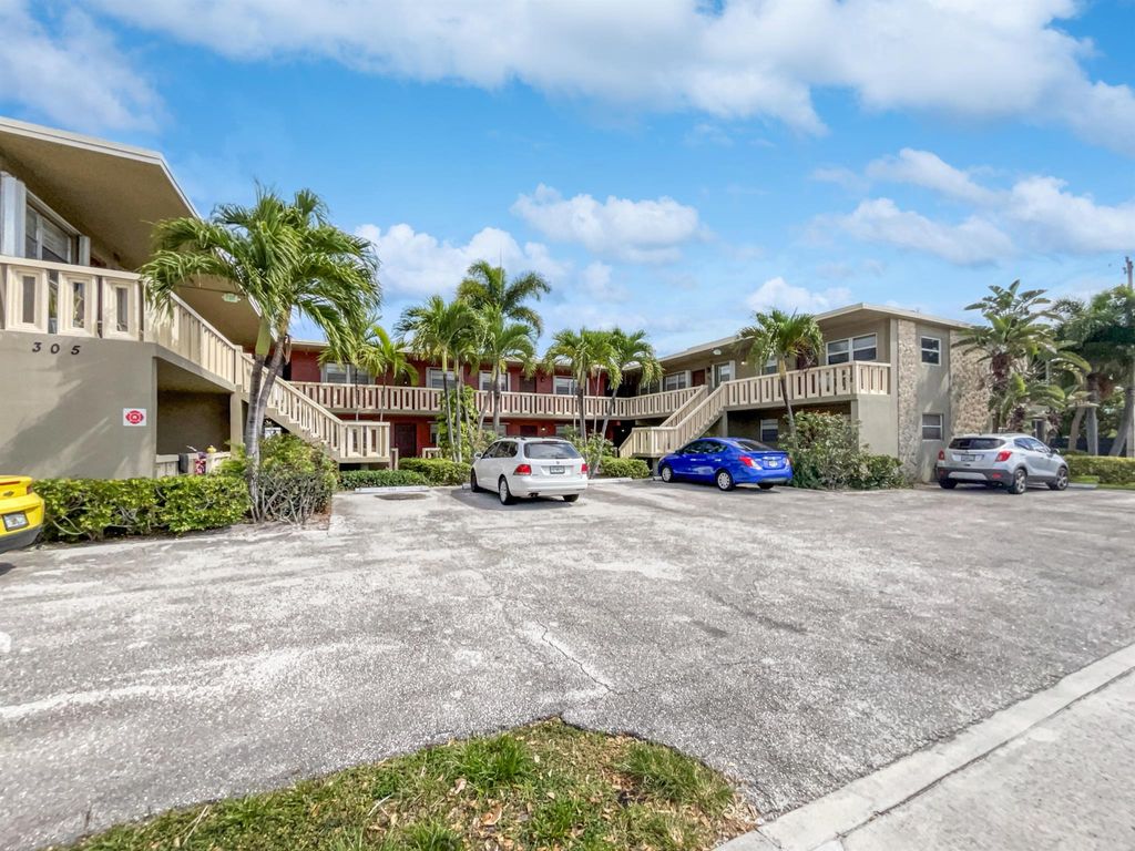 Photo of 305 E Ocean Avenue #204, Boynton Beach, FL 33435 (MLS # R10974095)