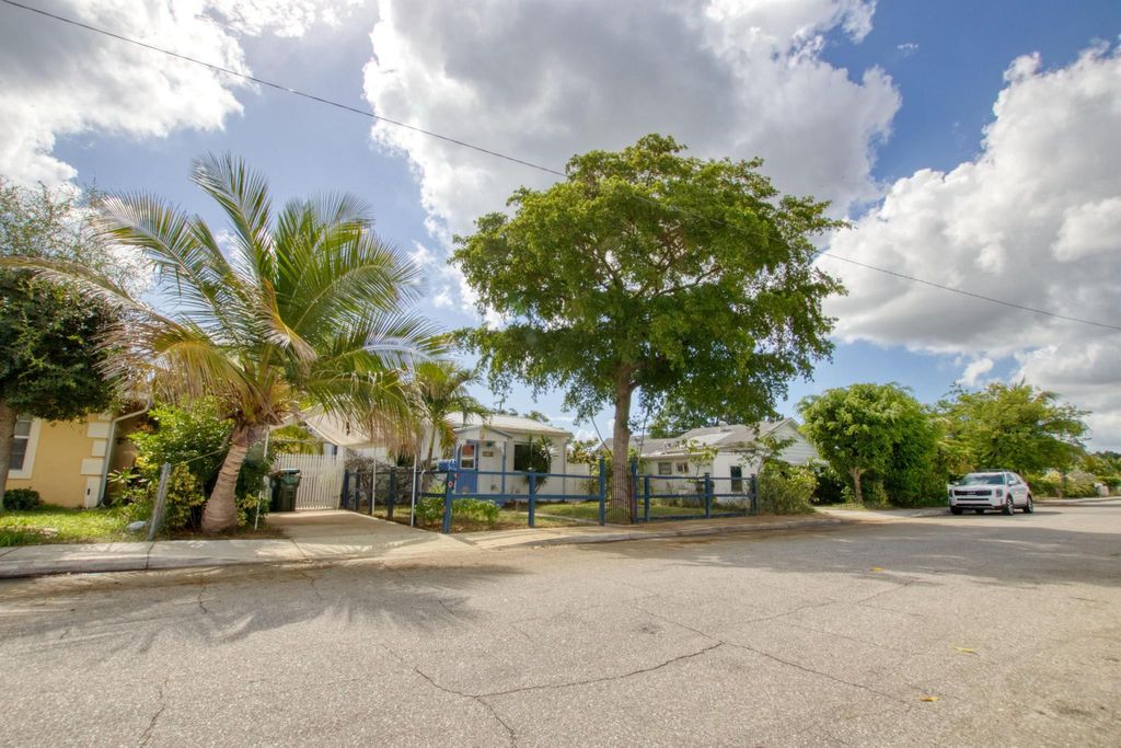 Photo of 726 N E Street, Lake Worth Beach, FL 33460 (MLS # R11113770)