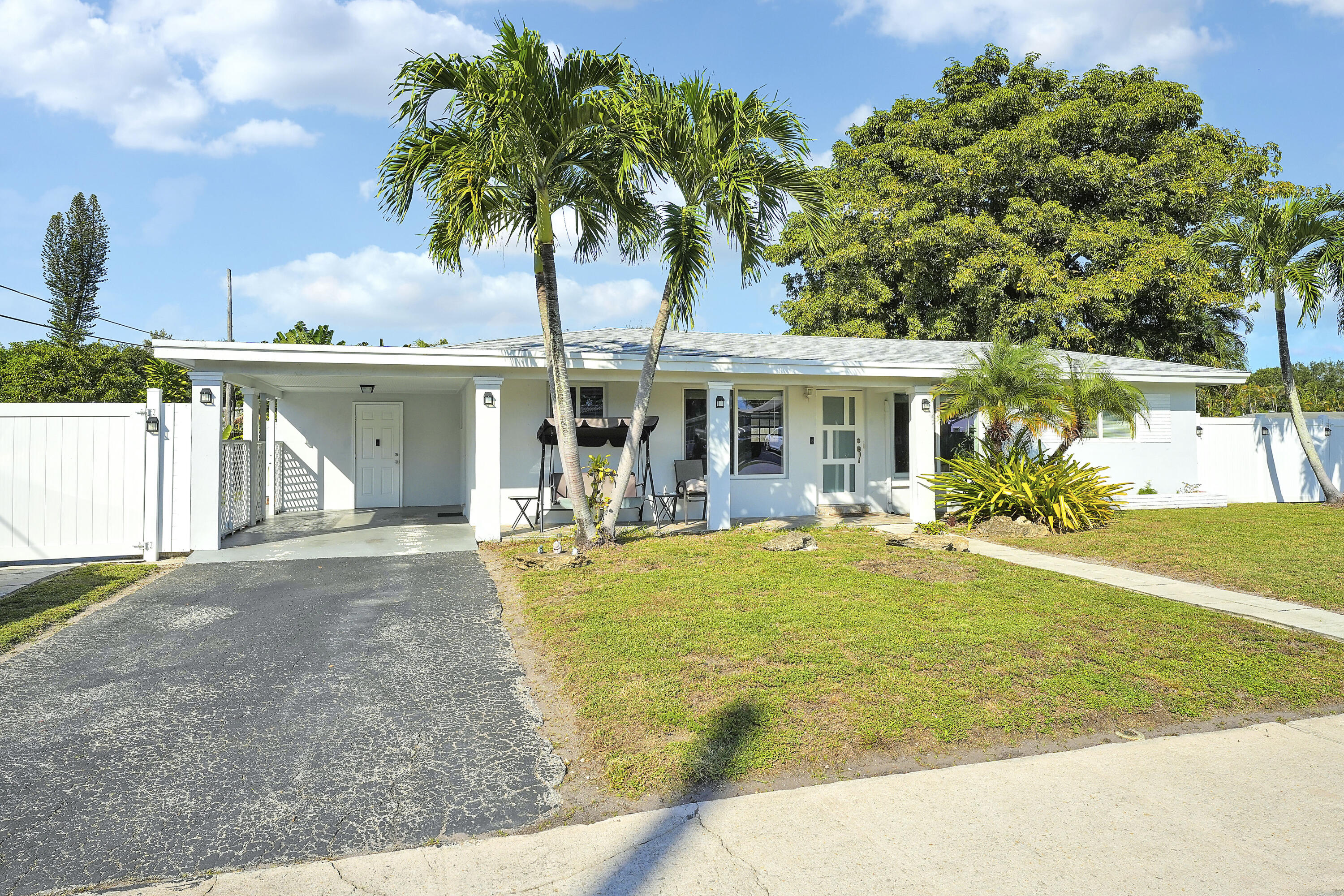 LAUDERDALE GOLF ESTATES - Residential