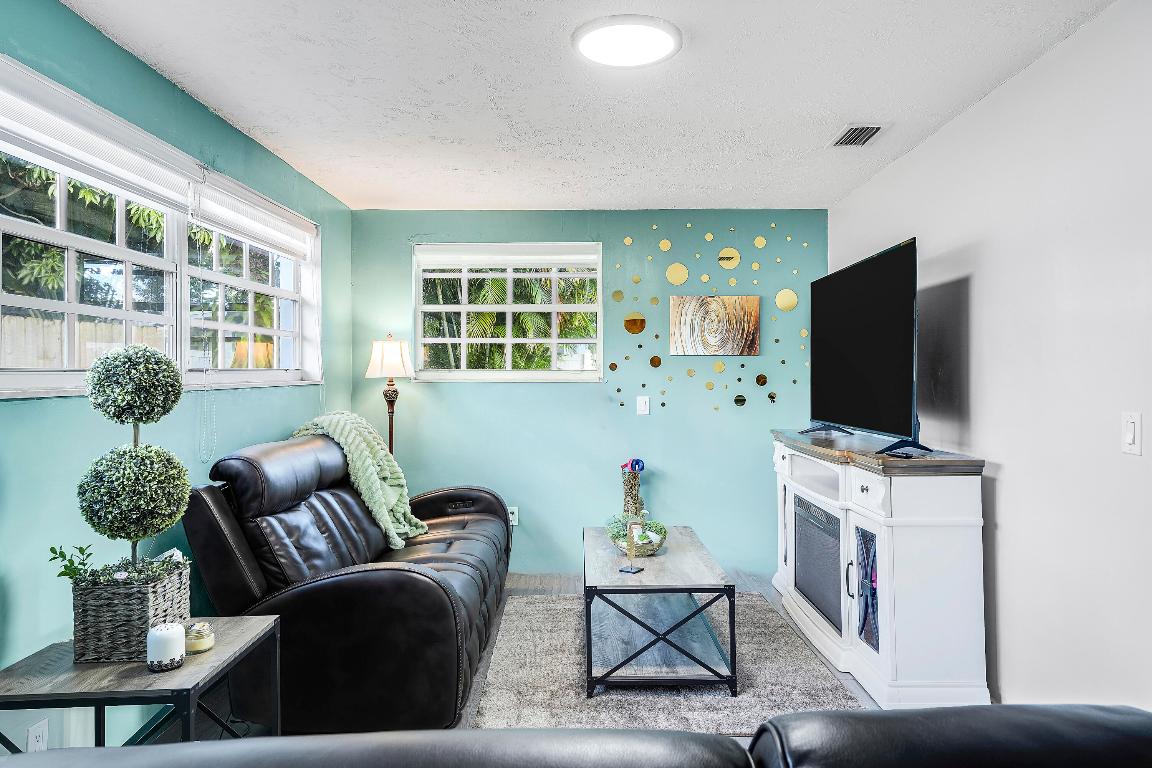 LAUDERDALE GOLF ESTATES - Residential