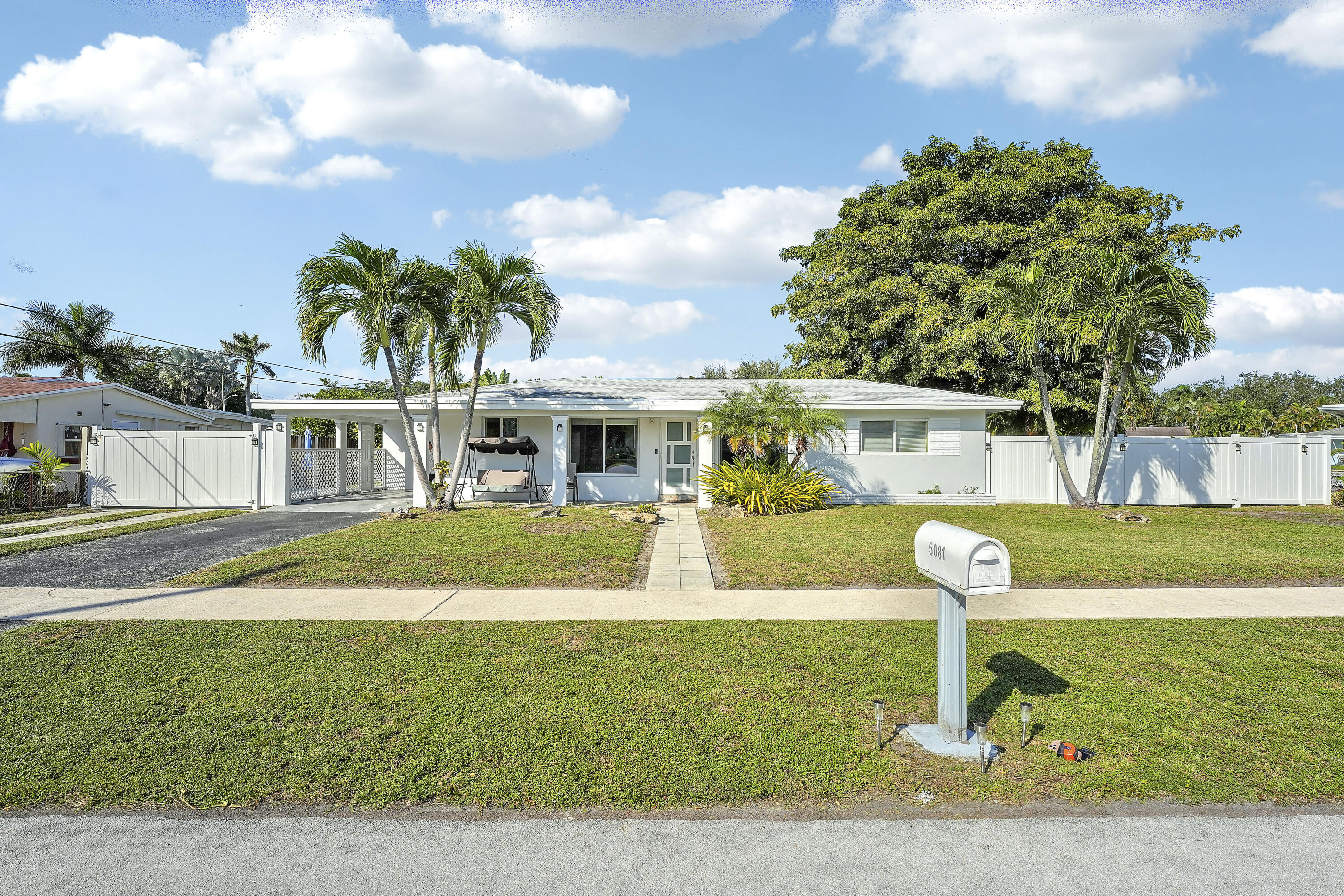 LAUDERDALE GOLF ESTATES - Residential