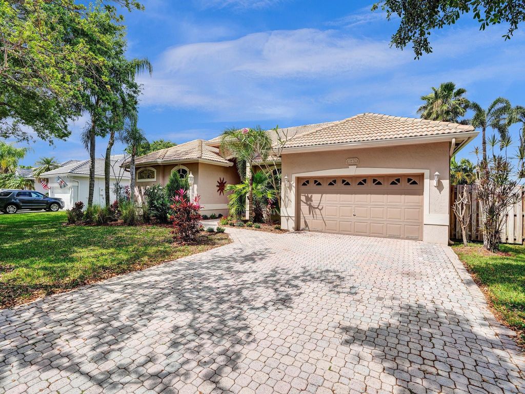 Photo of 16401 Ontario Place, Davie, FL 33331 (MLS # F10408548)
