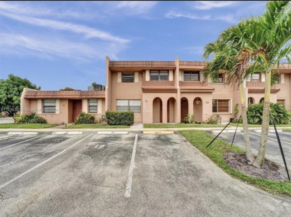 Photo of 31 SEVILLE Circle #2-49, Davie, FL 33324 (MLS # B26077940)