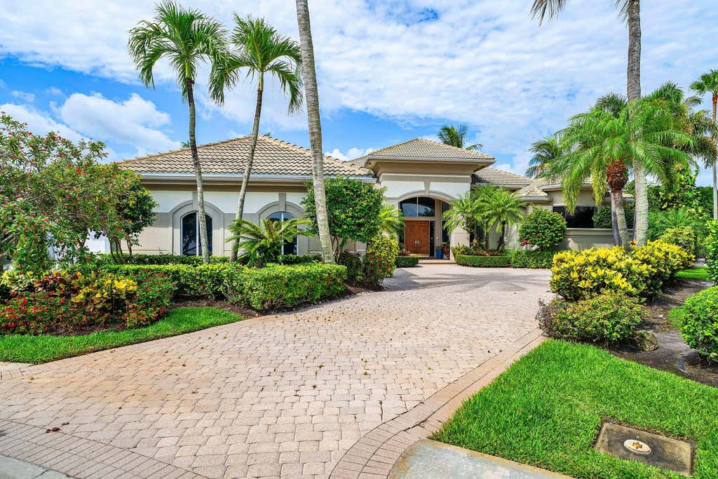 Photo of 59 St James Drive, Palm Beach Gardens, FL 33418 (MLS # B26037952)