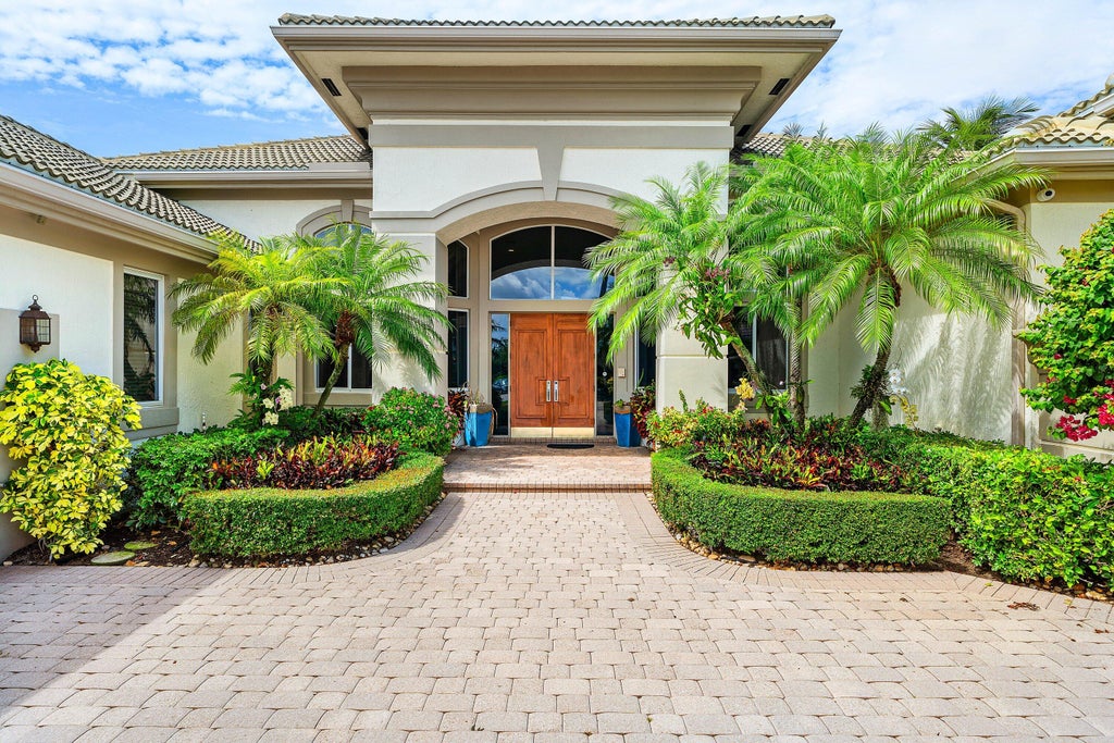 Photo of 59 St James Drive, Palm Beach Gardens, FL 33418 (MLS # B26037952)