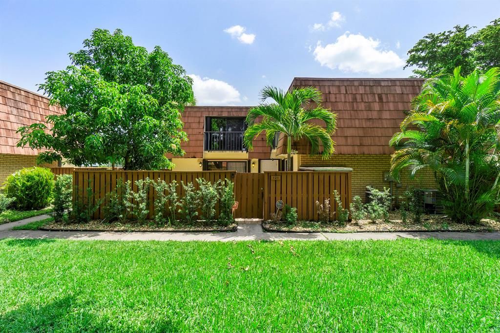Photo of 121 Buttonwood Lane, Boynton Beach, FL 33436 (MLS # R10743710)