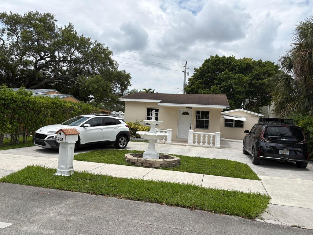 Photo of 706 Glenn Parkway #Rear, Hollywood, FL 33021 (MLS # B26037575)