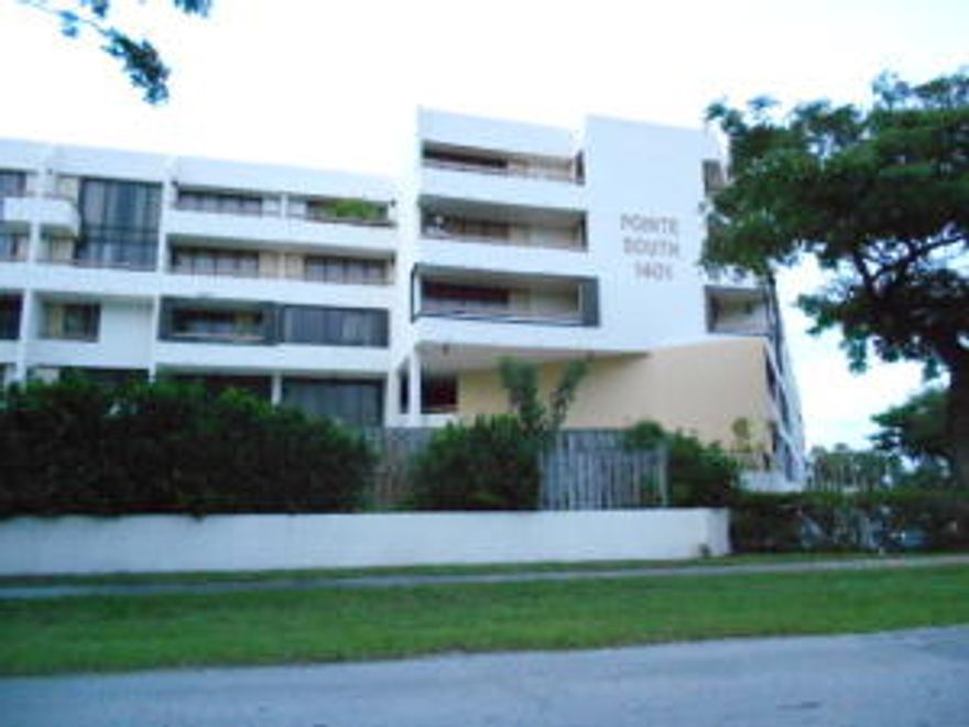 SUPER LOCATION IN DOWNTOWN BOCA 2 BEDROOM 2 BATH WITH OPEN PATIO AND ASSIGNED PARKING AND AMPLE GUEST SPOTS.TILED FLOORS AND THIS APARTMENT HAS A WASHER/DRYER IN UNIT.COMMUNITY HAS POOL,TENNIS COURT AND ALL IN WALKING OR BIKING DISTANCE TO THE BEACH,SHOPPING AREA AND RESTAURANTS.