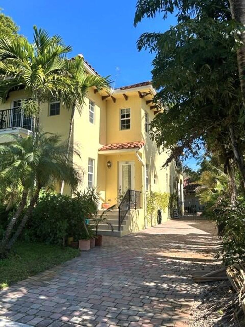 Photo of 218 N Palmway, Lake Worth Beach, FL 33460 (MLS # R11159975)