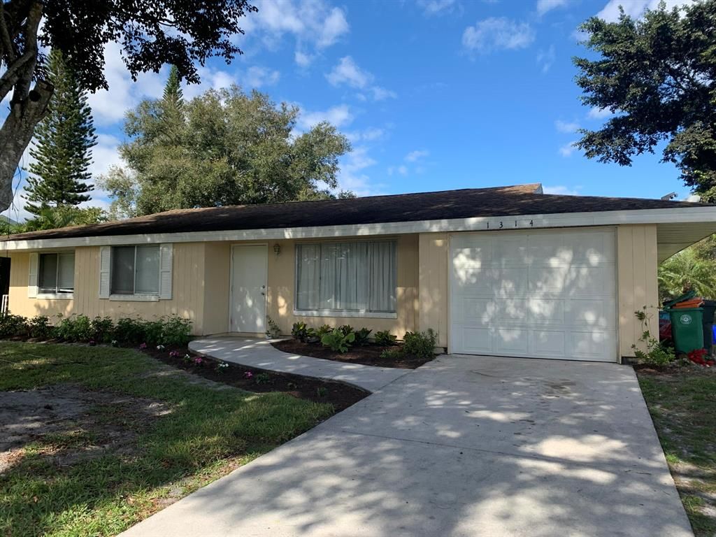 Photo of 1314 SE Buckingham Terrace, Port Saint Lucie, FL 34952 (MLS # R10772335)