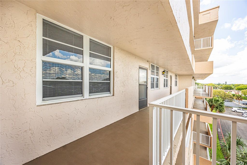 Photo of 250 Jacaranda Drive #607, Plantation, FL 33324 (MLS # F10524497)