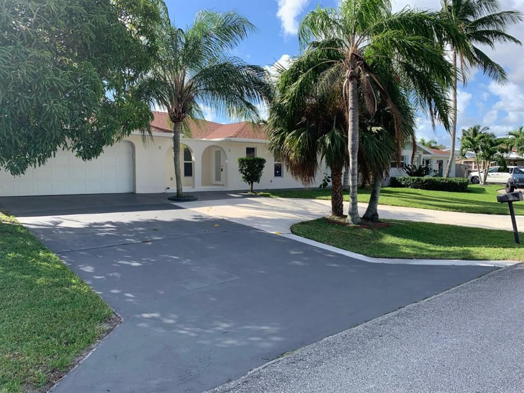 Photo of 4386 Gardenia Drive, Palm Beach Gardens, FL 33410 (MLS # R10675813)