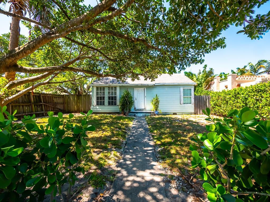 Photo of 335 Greymon Drive, West Palm Beach, FL 33405 (MLS # R10993122)