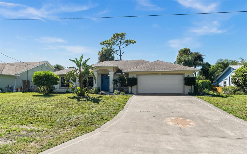 Photo of 716 SE Hibiscus Avenue, Stuart, FL 34996 (MLS # R10749973)