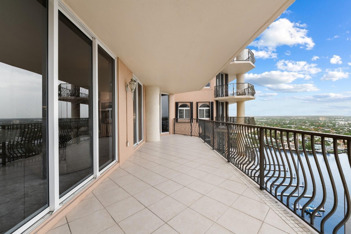 JACKSON TOWER LAS OLAS - Residential