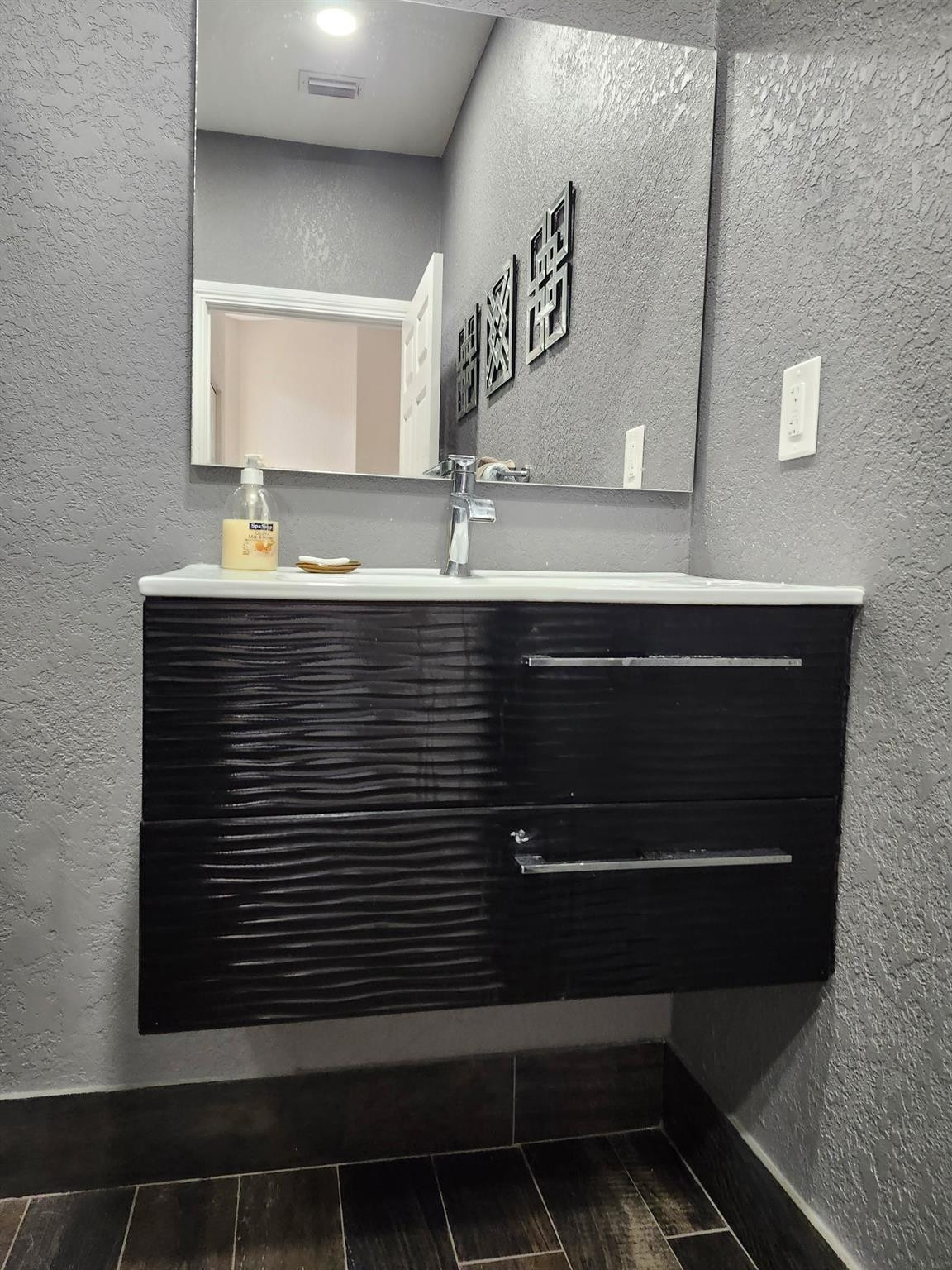 Colony Court 137-23 B - Residential