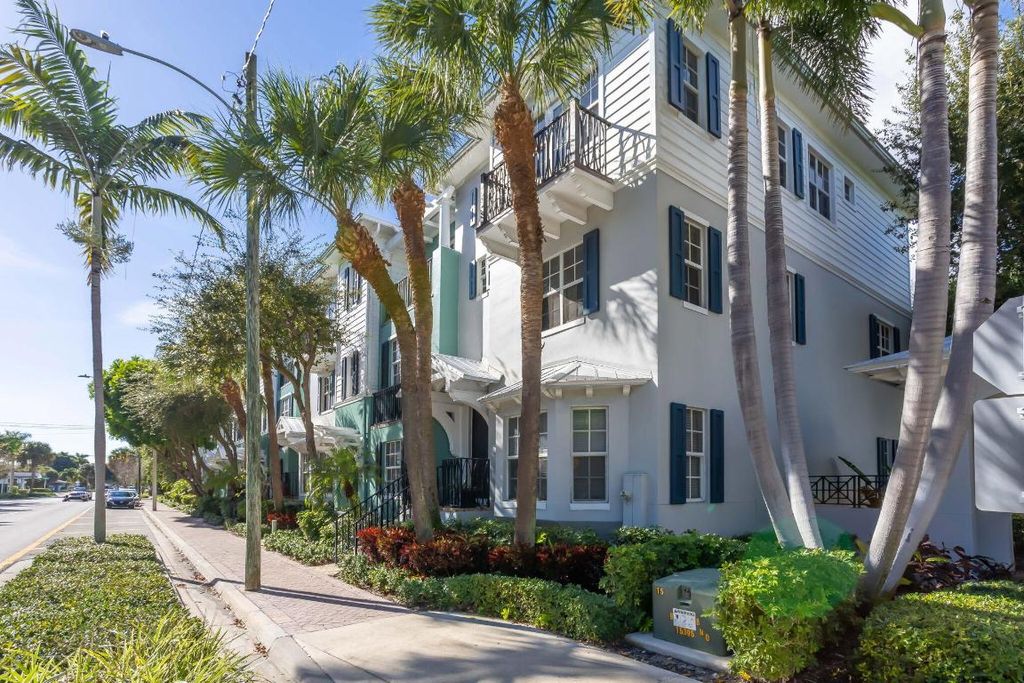 Photo of 349 E Mallory Circle, Delray Beach, FL 33483 (MLS # R11143032)