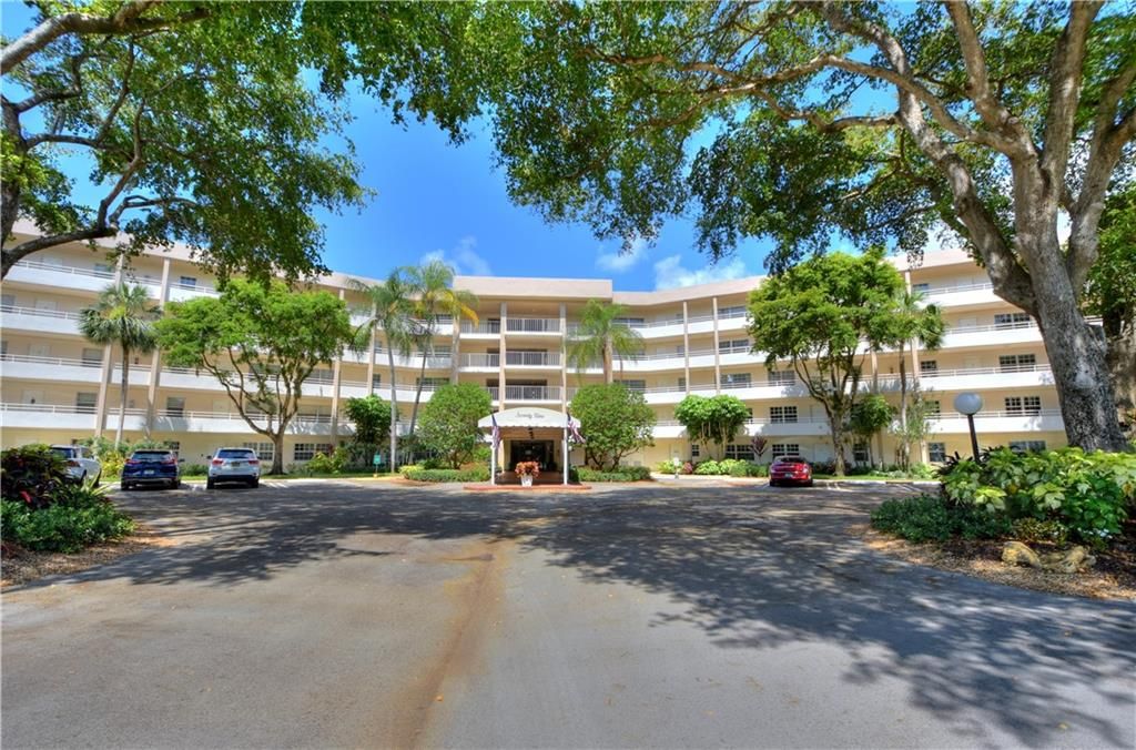 Photo of 3980 Oaks Clubhouse Dr #505, Pompano Beach, FL 33069 (MLS # F10286867)