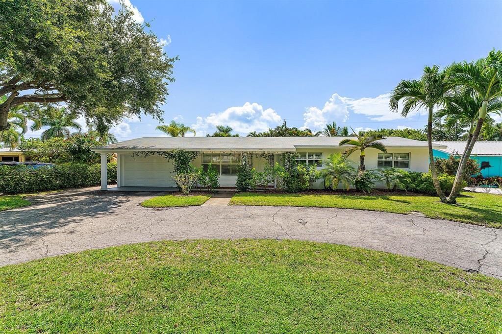 Photo of 19296 Country Club Drive, Jupiter, FL 33469 (MLS # R10897628)