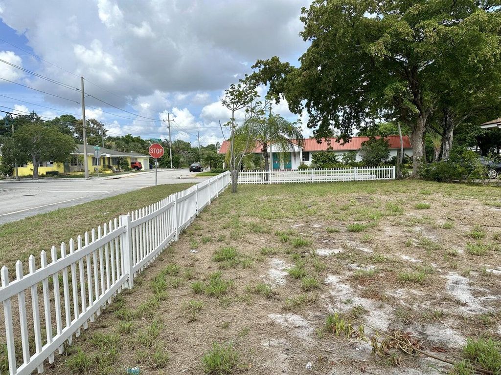 Photo of 312 N 12th Ave Avenue N, Lake Worth Beach, FL 33460 (MLS # B26030322)