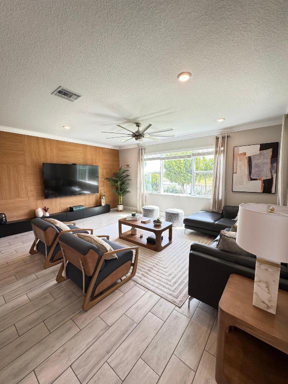 Veleiros at Crystal Lake - Residential