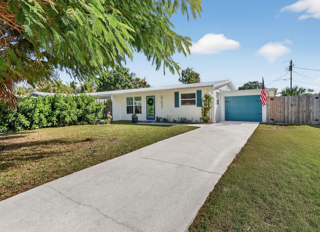 Photo of 507 SE Parkway Drive, Stuart, FL 34996 (MLS # R11138789)